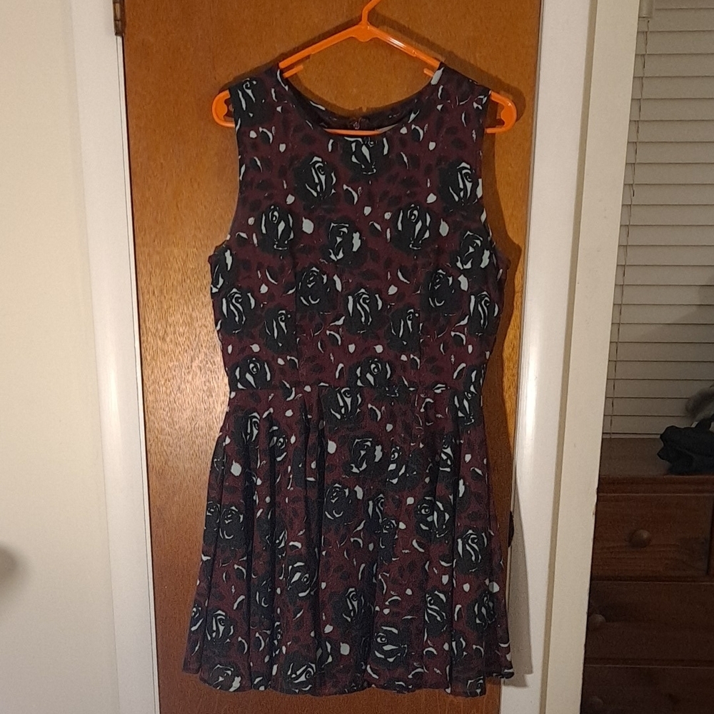 Floral Sleeveless Dress - Black and Burgundy